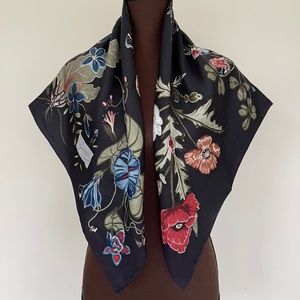 New Gucci Flora Kris Knight Black Silk Scarf